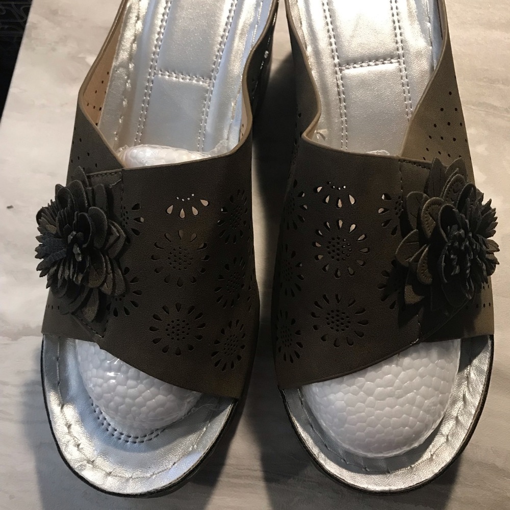 Sandles Never worn
